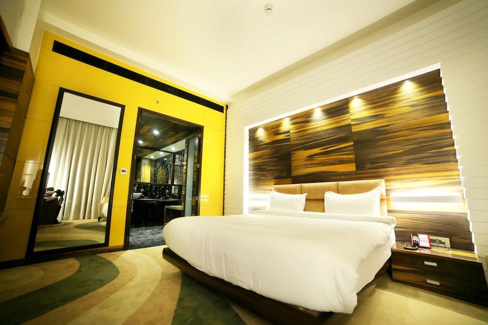 โกลเดน บลอสซัม อิมพีเรียล รีสอร์ต Hotel ลัคเนา ภายนอก รูปภาพ