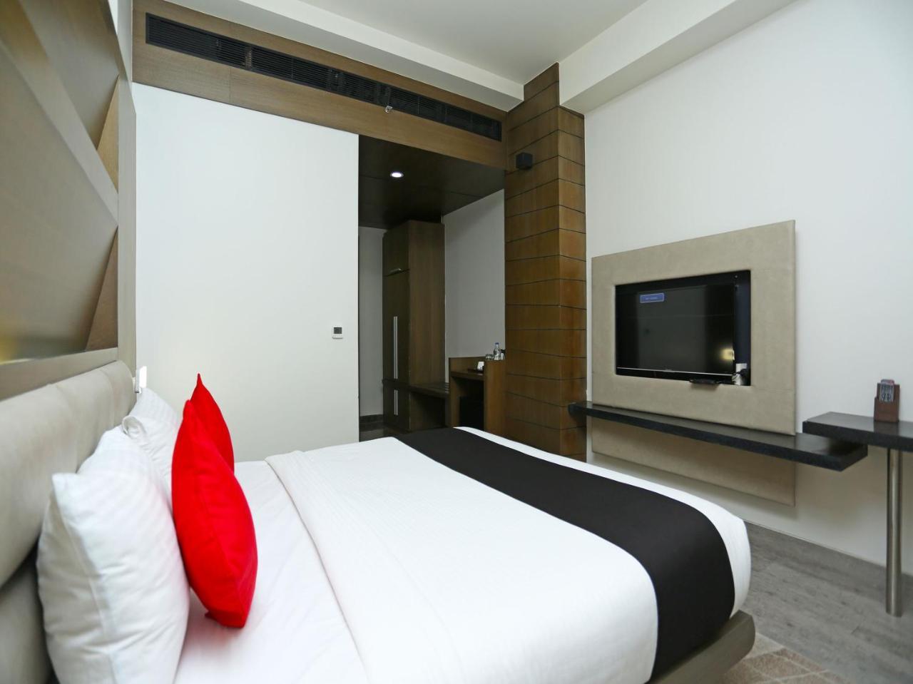 โกลเดน บลอสซัม อิมพีเรียล รีสอร์ต Hotel ลัคเนา ภายนอก รูปภาพ